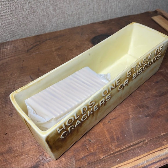 Vintage ceramic cracker biscuit box - Picture 3 of 8